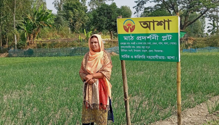 বস্তায় আদা চাষে সফল রত্না, এবার ঝুঁকেছেন আলু ও পেঁয়াজে
