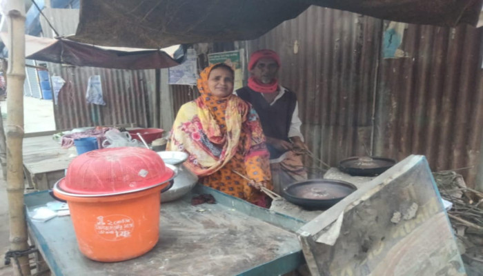 সলঙ্গায় পিঠা বিক্রি করে সংসার চালান আব্বাস ও কহিনুর দম্পতি