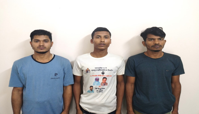 র‌্যাব-১২’র অভিযানে সিরাজগঞ্জ জেলার বহুল আলোচিত ক্লুলেস রায়গঞ্জ থানার চাচা-ভাতিজা হত্যা মামলার ২৪ ঘন্টার মধ্যে অন্যতম প্রধান আসামিসহ ০৩ জন গ্রেফাতার।