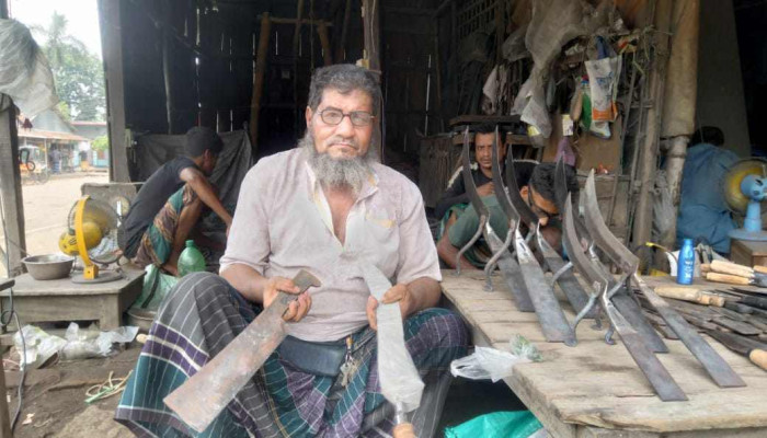 কোরবানির ঈদ উপলক্ষে টুং টাং শব্দে মুখরিত সলঙ্গার কামারপট্টি