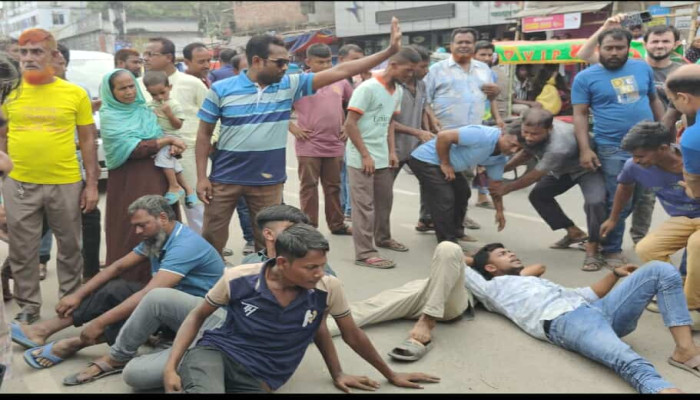 জয়পুরহাটে মোটর শ্রমিক সদস্যদের মারপিট করে অটো শ্রমিকরা