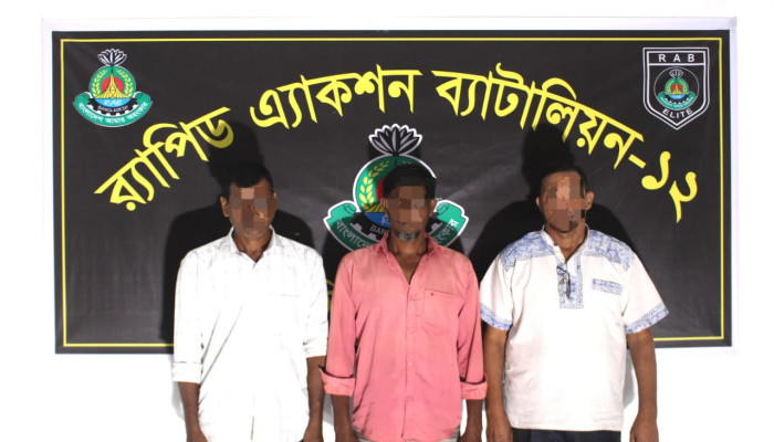 র‌্যাব-১২, সদর কোম্পানি সিরাজগঞ্জ এর অভিযানে সলংগা থানা এলাকা হতে মূল্যবান কষ্টি পাথরের তৈরি শিবলিঙ্গসহ ০৩ জন পাচারকারী গ্রেফতার ও ০১টি মোটরসাইকেল জব্দ।