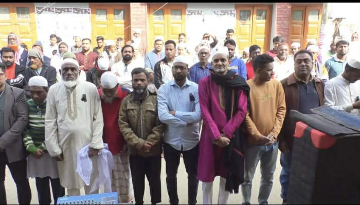 উল্লাপাড়ায় প্রজেক্টরের মাধ্যমে সাবেক প্রধানমন্ত্রী খালেদা জিয়ার জানাজায় অংশগ্রহণের ব্যবস্থা