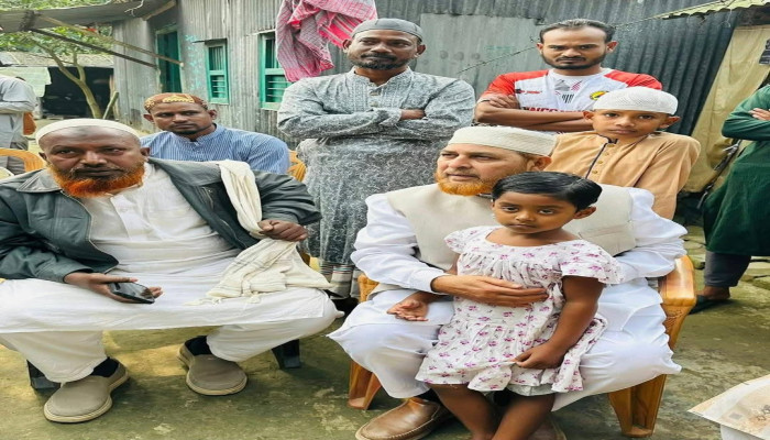 উল্লাপাড়ায় এতিম পরিবারের পাশে দাঁড়ালেন মাওলানা রফিকুল ইসলাম খান