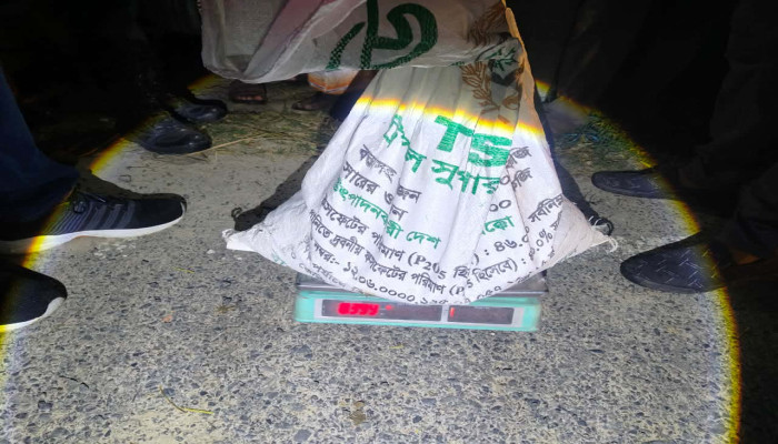 গোদাগাড়ীতে র‍্যাবের অভিযান ৮ কেজি গান পাউডার ও কাঁচের গুঁড়া উদ্ধার