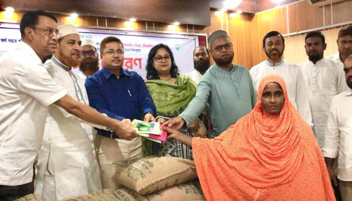 উল্লাপাড়ায় ক্ষুদ্র ও প্রান্তিক কৃষকদের মাঝে বিনামূল্যে সার ও বীজ বিতরন