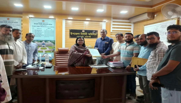 গোদাগাড়ীতে যাত্রী ছাউনি ও অবকাঠামো নির্মাণের দাবিতে ইউএনও কে স্মারকলিপি