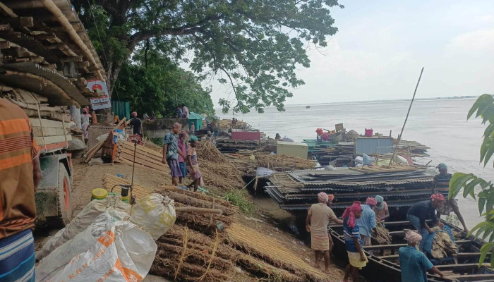 নদীভাঙনে ভিটেমাটি হারিয়ে দিশেহারা গোদাগাড়ী সহ চাপাই নবাবগঞ্জের  চরবাসী খোলা আকাশের নিচে হাজারো পরিবার